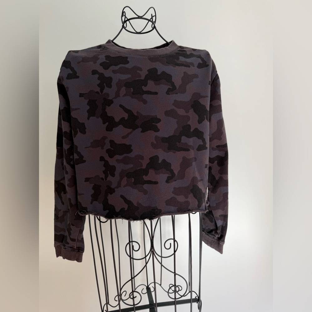 Soul cycle long sleeve crop top in black, grey brown multicolor print